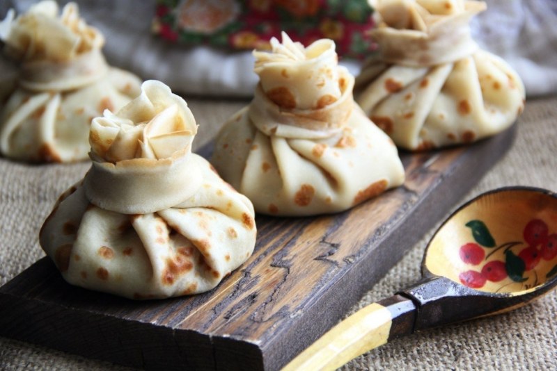 Блины с грибами и сыром в мешочках
