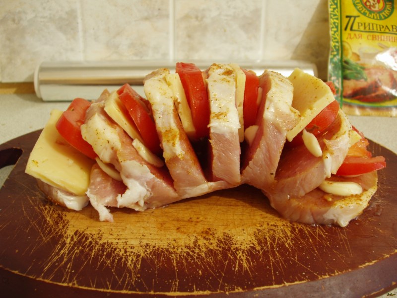 Мясная гармошка из свинины с беконом