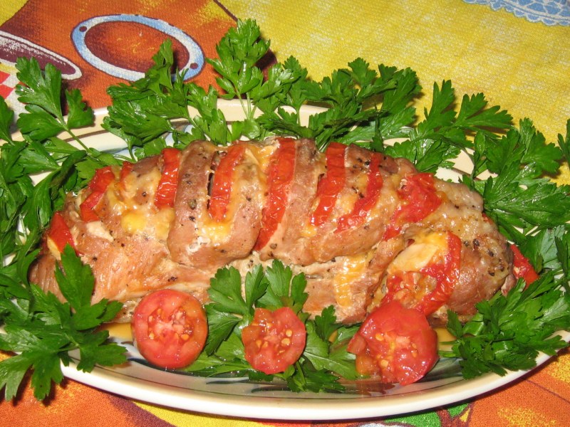 Свинина с помидорами и сыром