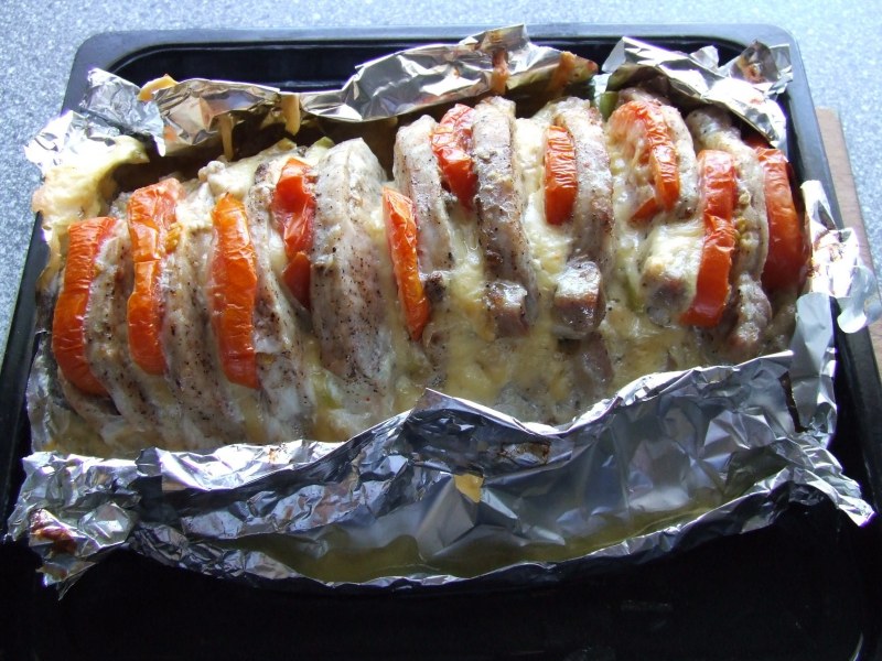 Гармошка из свинины с ананасами и сыром в духовке