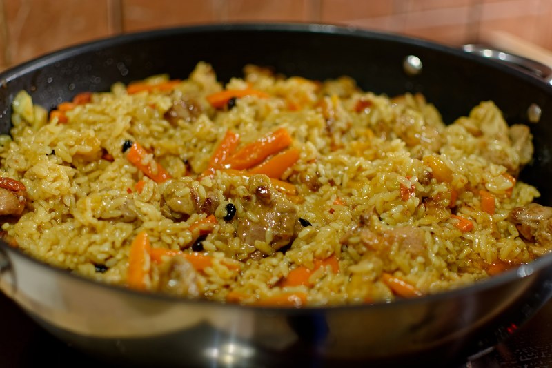 Плов с курицей на сковороде