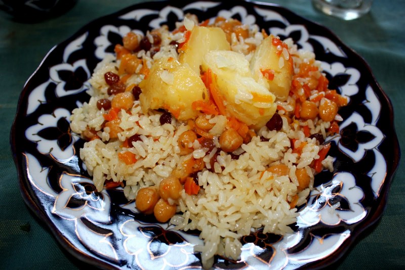 Плов с курагой черносливом мясом изюмом