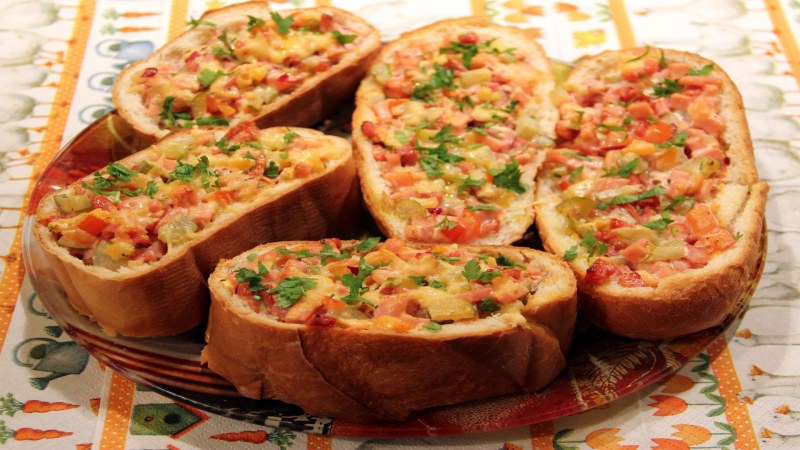 Пицца из батона в духовке
