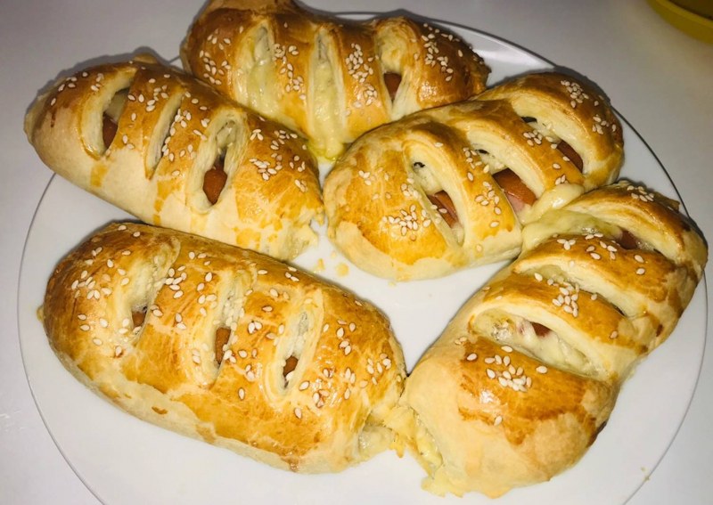 Мясной рулет в слоеном тесте