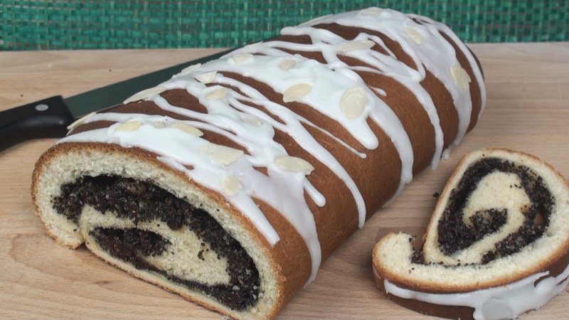 Булочка с маком на белом фоне