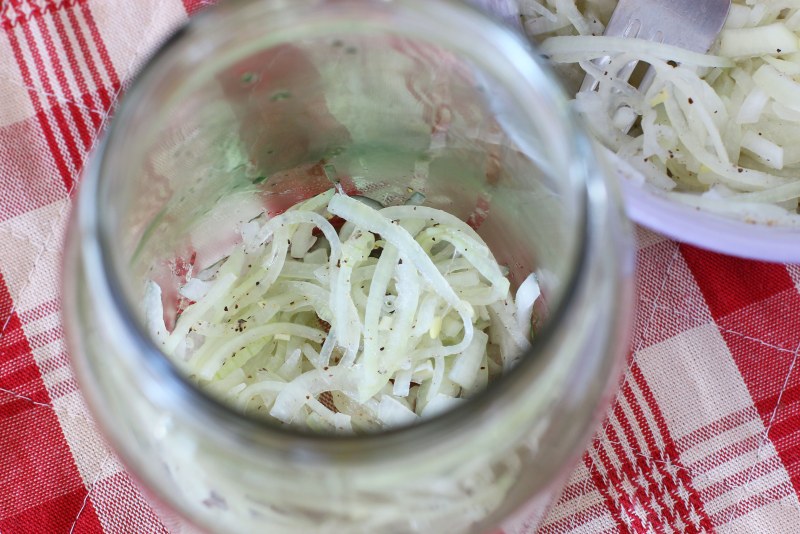 Селёдка с уксусом и луком