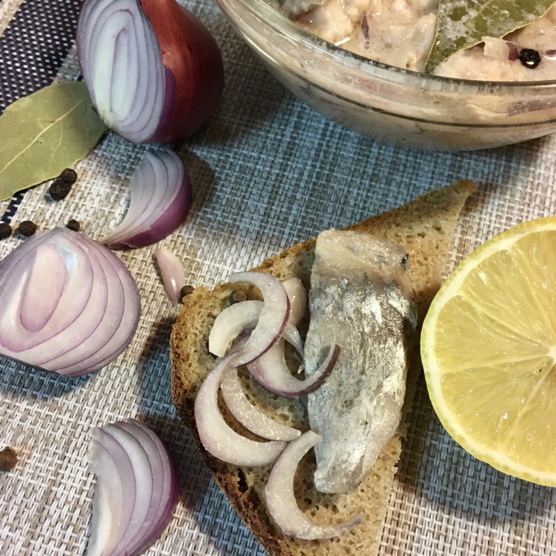 Селёдка с уксусом и луком