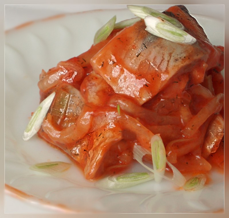 Селедка с луком и уксусом в картошке