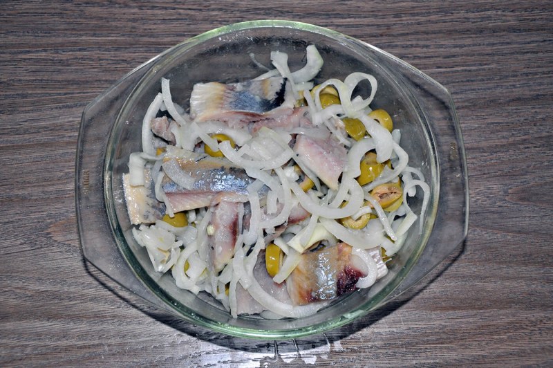 Селедка с маслинами