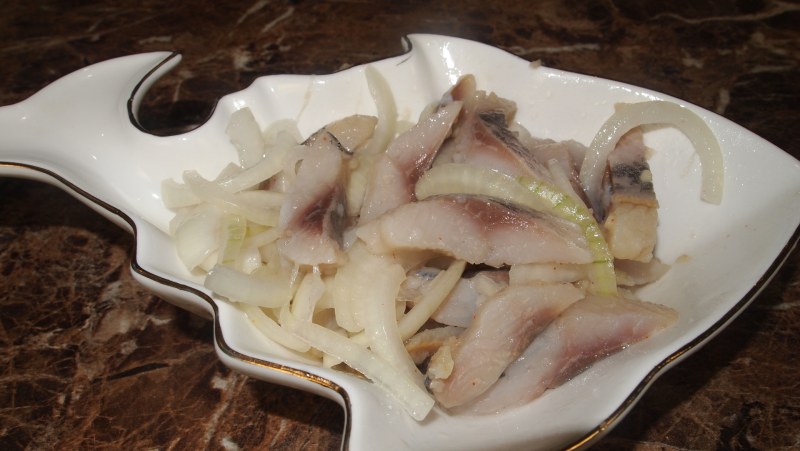Скумбрия соленая с луком