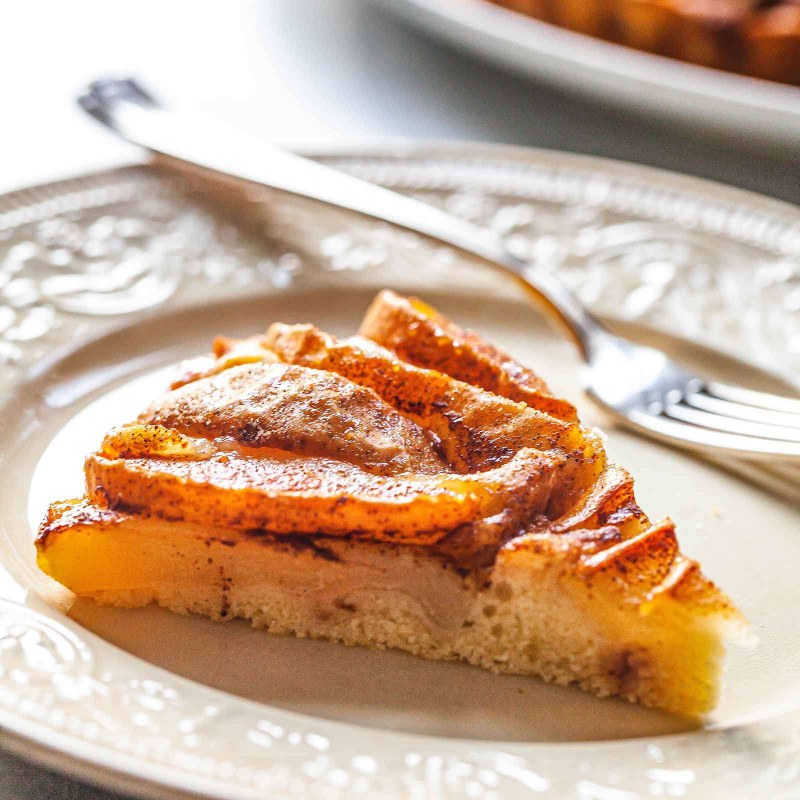 Миндальный пирог с грушами и черносливом