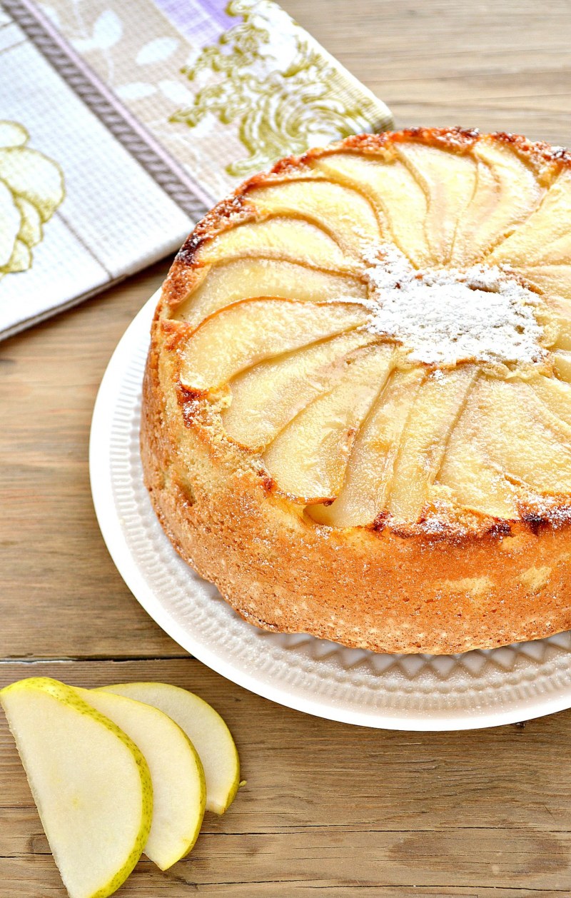 Шарлотка с грушами