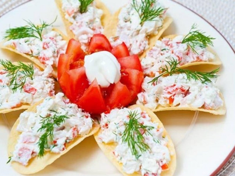 Закуска на чипсах принглс