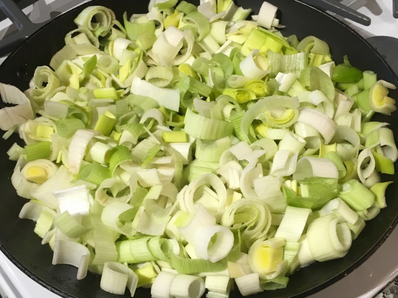 Салат с луком пореем и ананасом