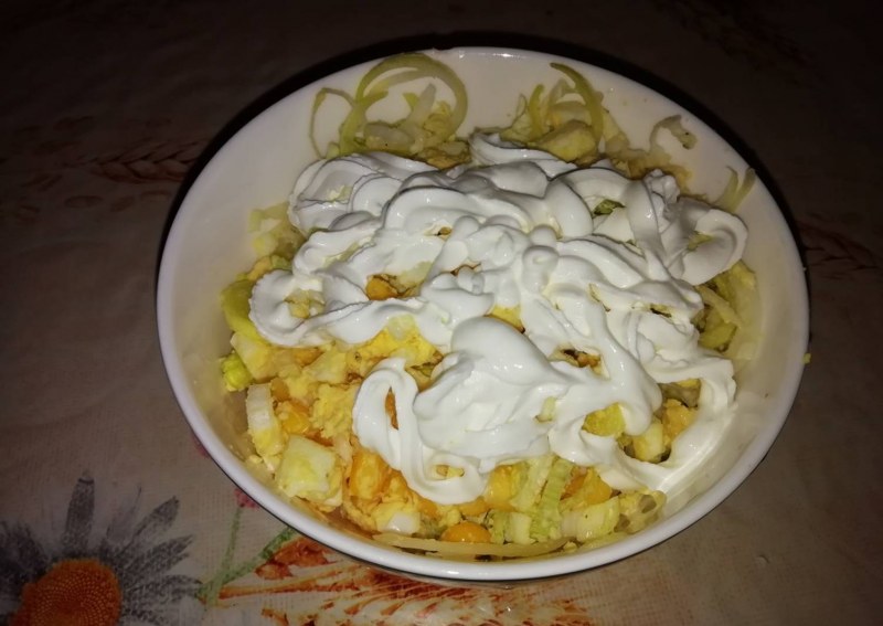 Луковый салат с сыром и яблоком