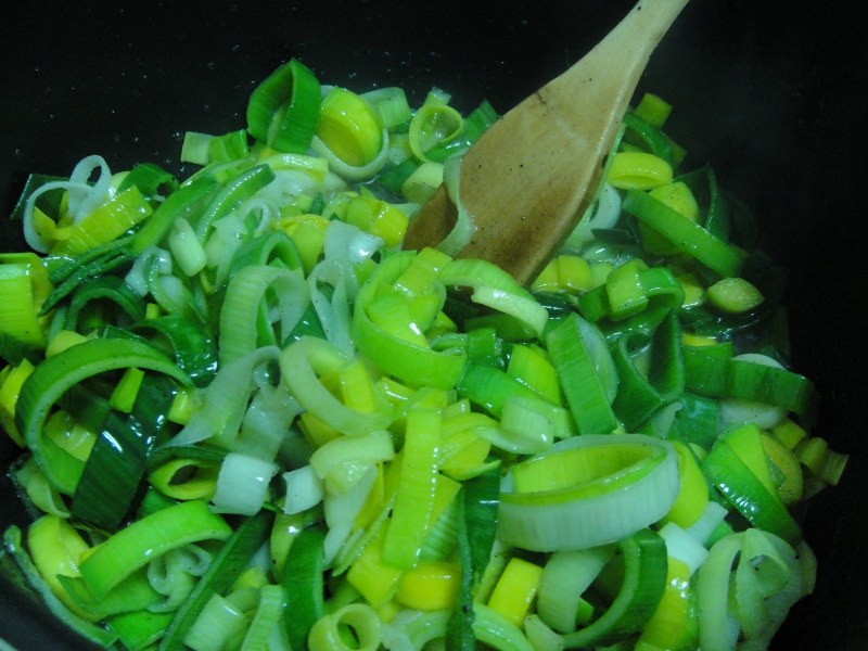 Салат с луком пореем и яйцом