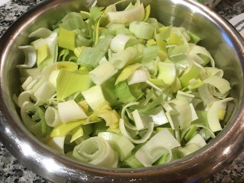 Лук порей колечками нарезать