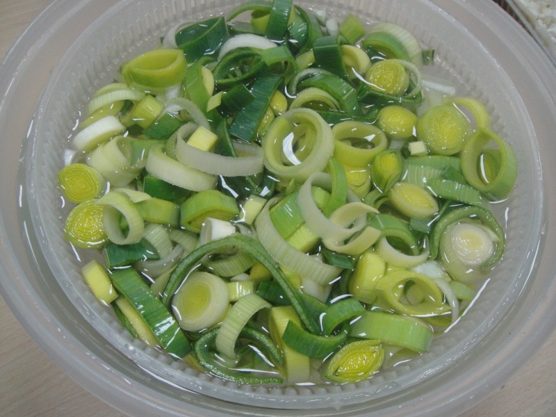 Салат из лука порея с яйцом и яблоком