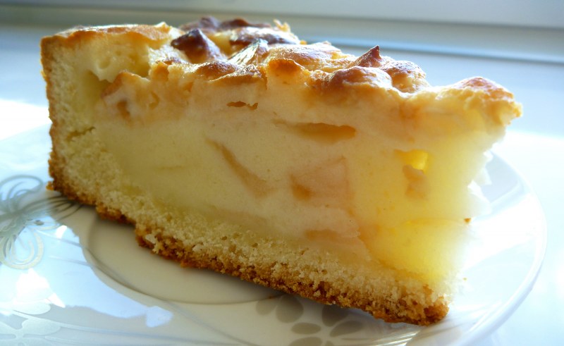 Песочный пирог с меренгой и яблоками