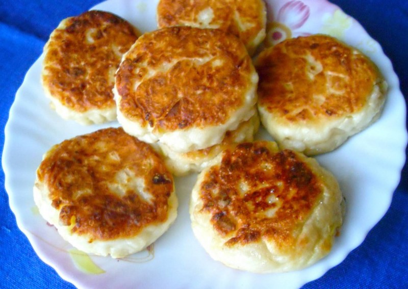 Творожники с изюмом на сковороде
