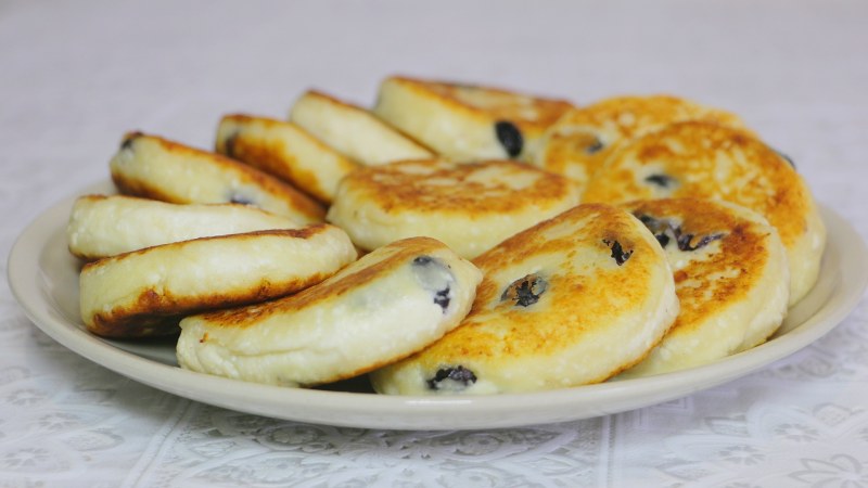 Сырник творожный с изюмом