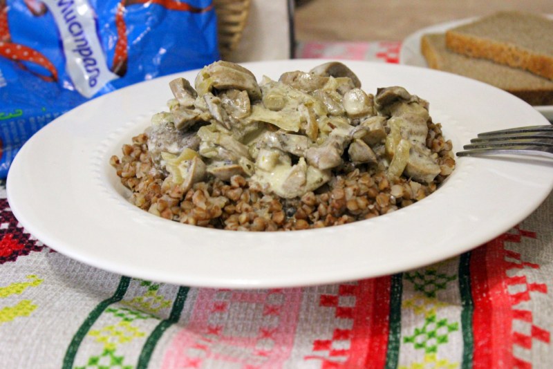 Гречка с жареными грибами и луком