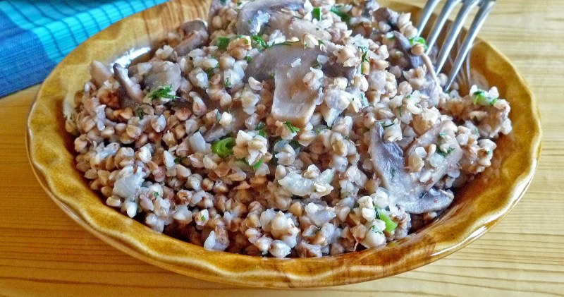 Каша гречневая рассыпчатая с грибами и луком