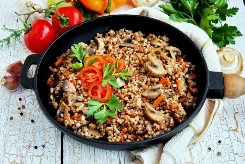 Гречка с грибами и овощами