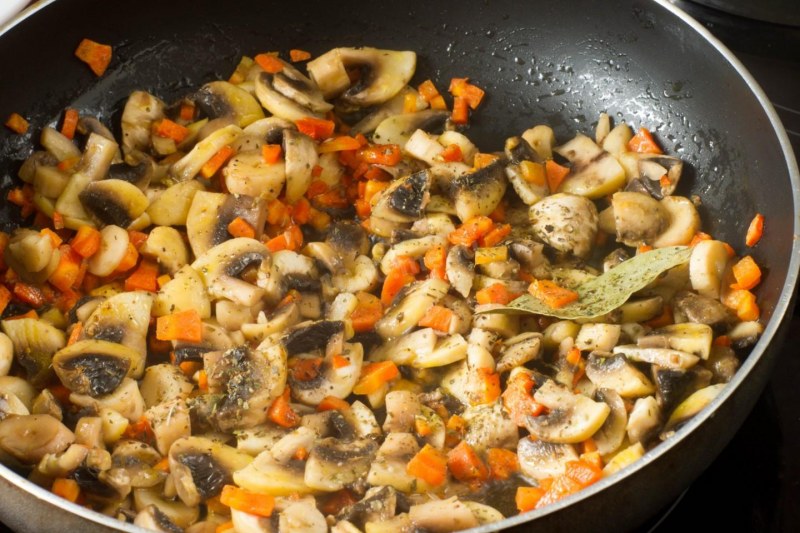 Гречка с грибами и овощами