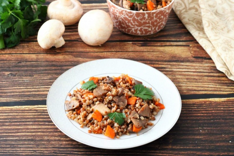 Гречневая каша с грибами и луком