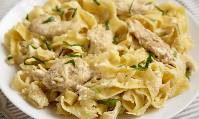 Паста фетучини с курицей и грибами