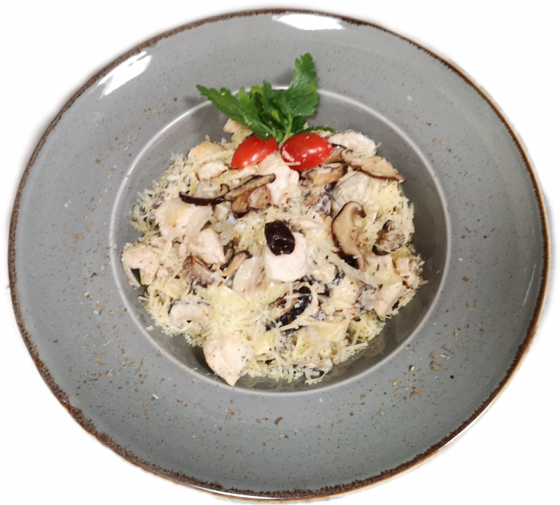 Паста фетучини с курицей и грибами в сливочном