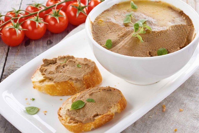 Паштет с гренками в кафе