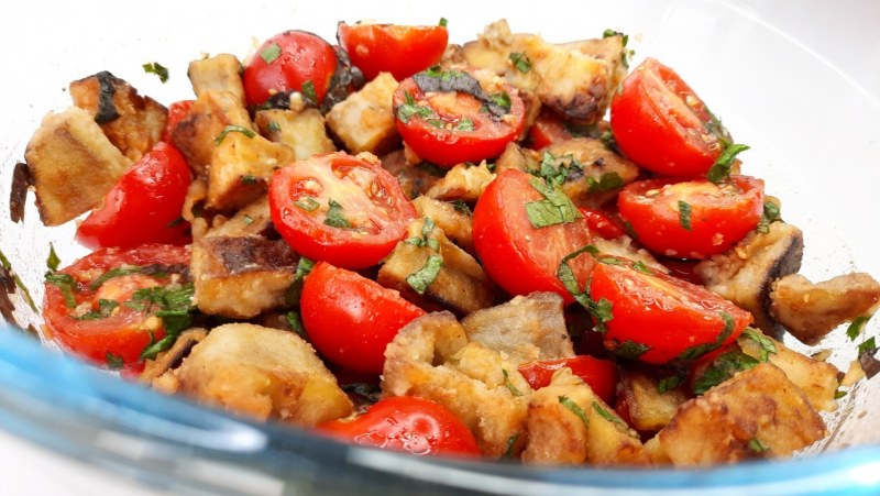 Салат с баклажанами и помидорами и кинзой
