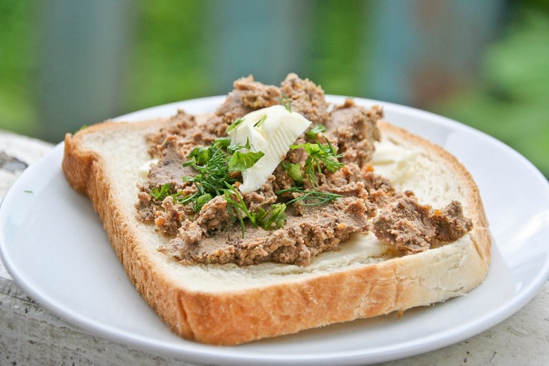 Паштет из куриной печени с луком-конфи