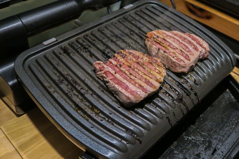 Мясо на электрическом гриле крупный план
