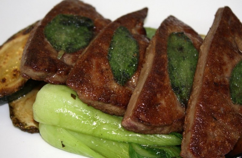 Куриные бедрышки гриль с овощами