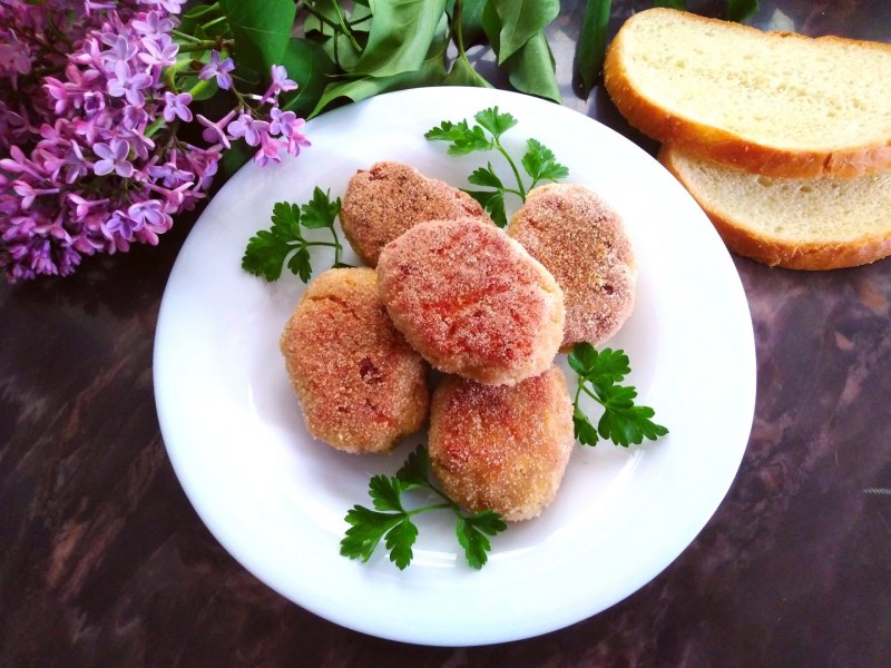 Манные биточки с соусом