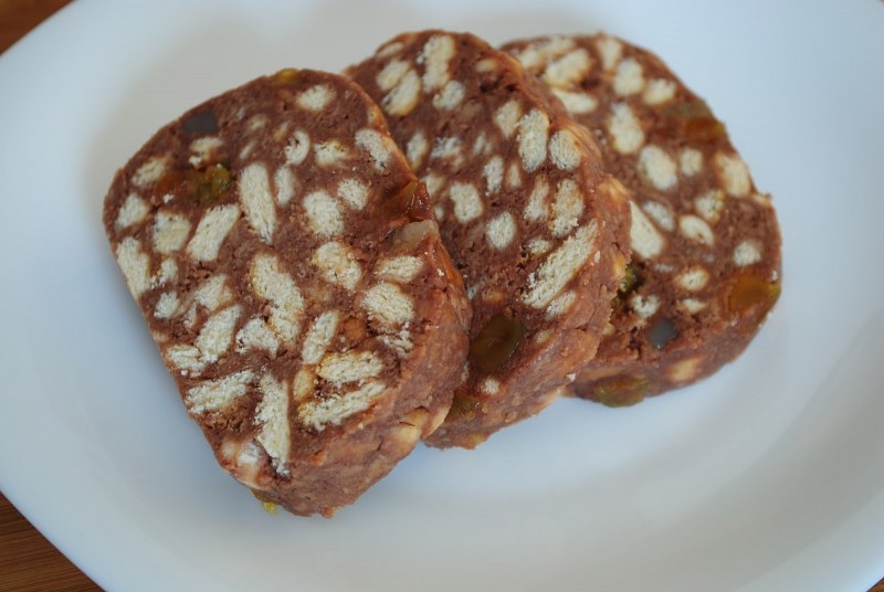 Шоколадная колбаса из печенья и какао со сгущенкой