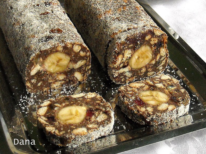 Шоколадная колбаса с орехами
