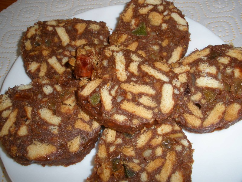 Шоколадная колбаса из печенья и какао