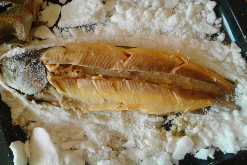 Сибас в морской соли