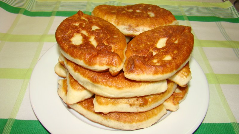Булочки с яйцом и луком в духовке
