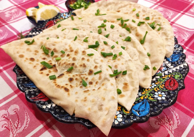 Азербайджанские кутабы с зеленью