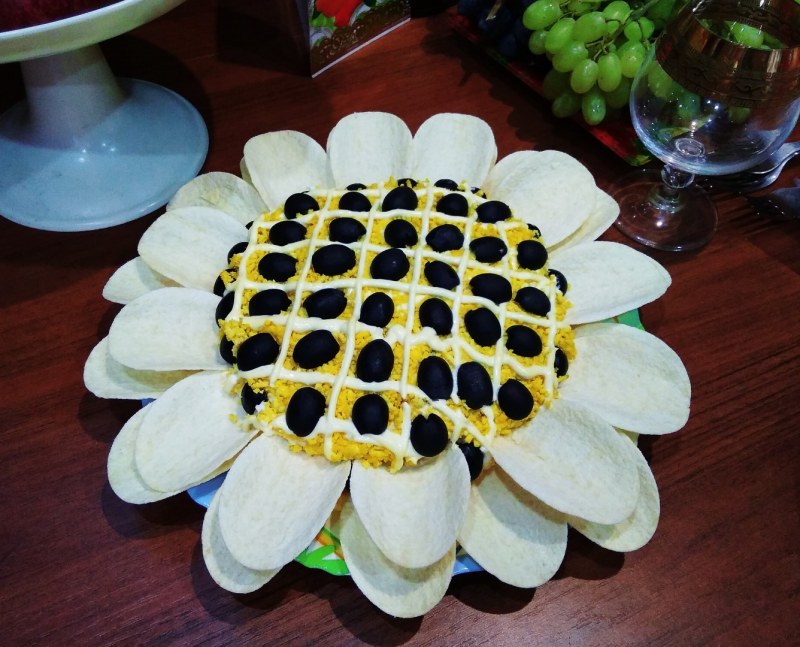 Салат с чипсами и оливками