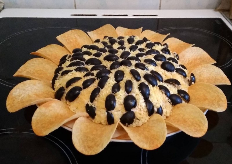 Салат подсолнух с чипсами и копченой курицей