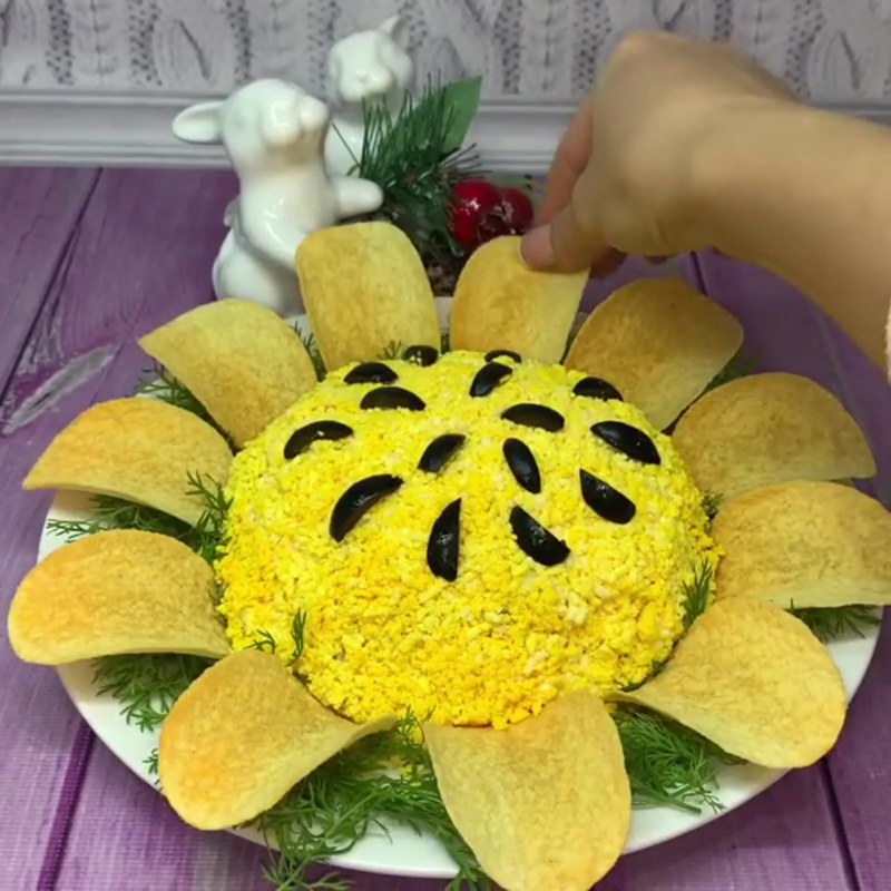 Салат подсолнух с чипсами курица морковь яйца