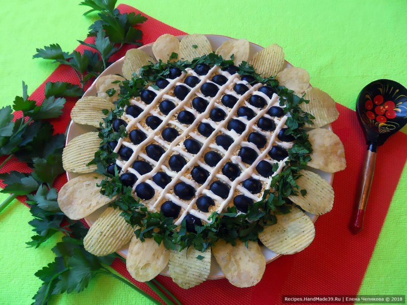 Салат подсолнух с курицей и грибами