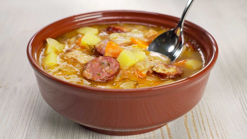 Щи из свежей капусты с курицей