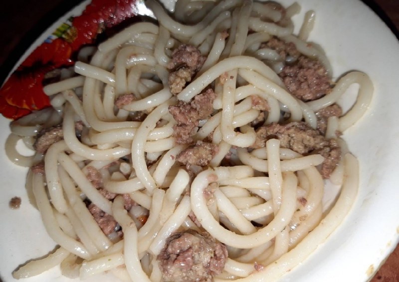 Макароны по-флотски с тушенкой на сковороде